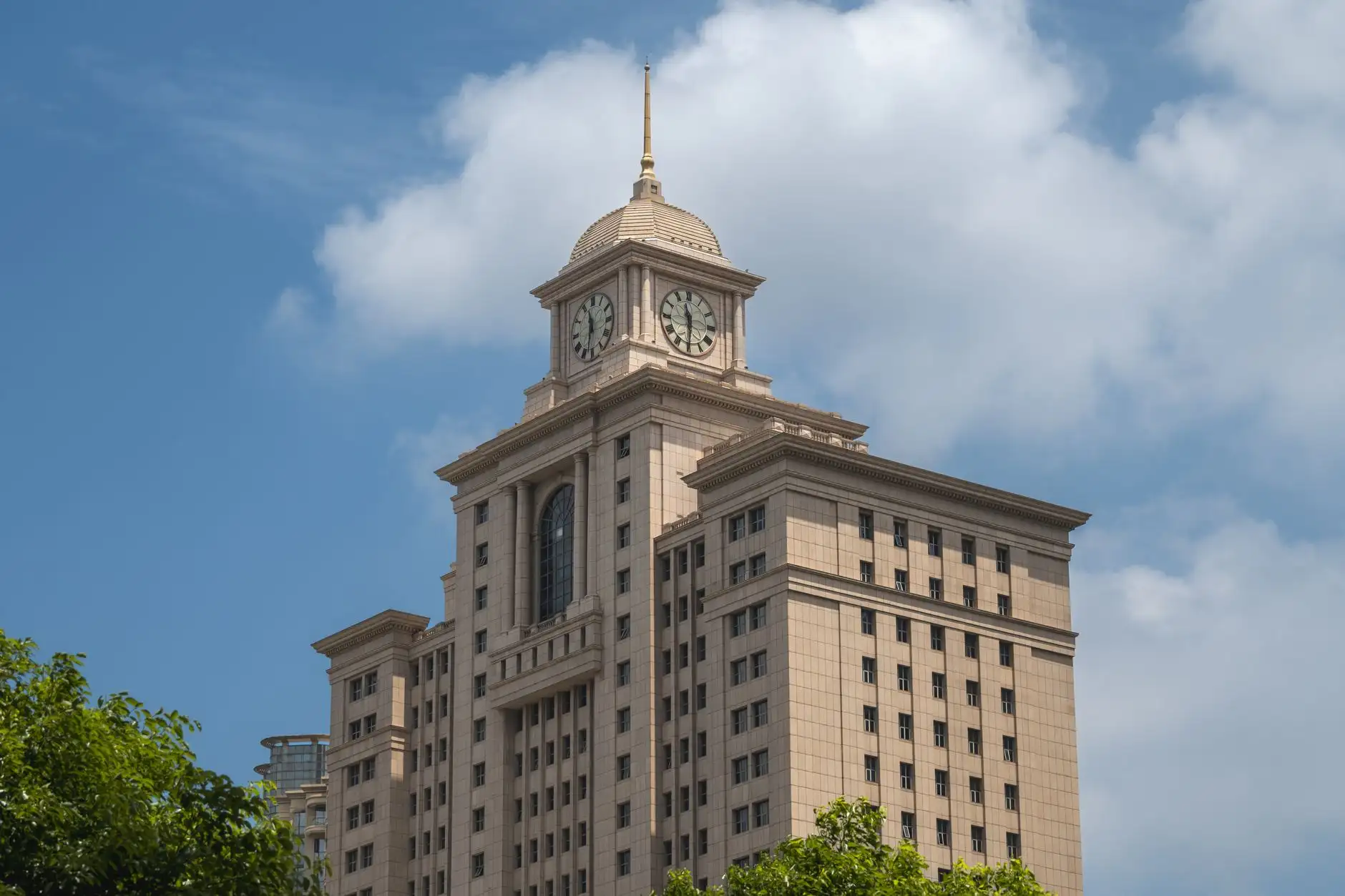 服装库存尾货批发市场趋势分析：折扣货源如何赋能零售商降本增效