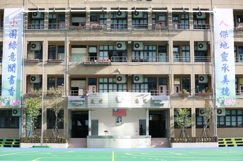2024年服装库存尾货行业趋势与折扣批发供应链优化策略