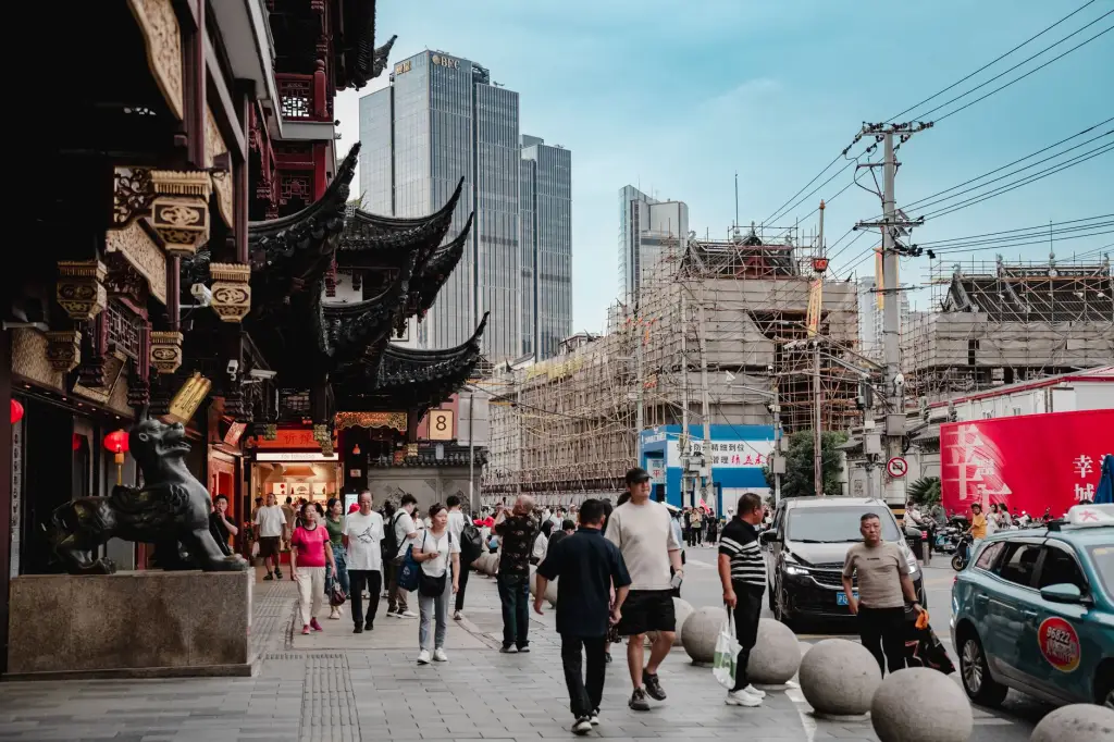 品牌服装库存尾货采购指南：折扣批发渠道选择与成本优化方案