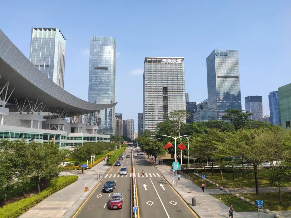 2025年服装折扣市场趋势分析：高性价比供应链的机遇与挑战