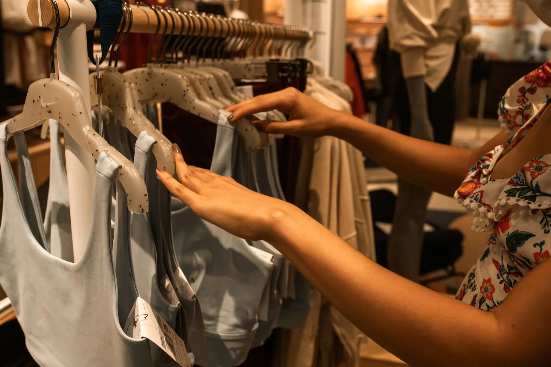 2025年品牌服装库存尾货市场供需趋势与采购策略分析