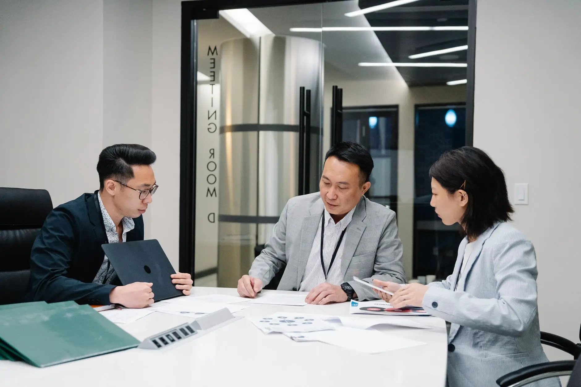 服装库存尾货折扣批发市场趋势分析：2025年采购策略与机遇