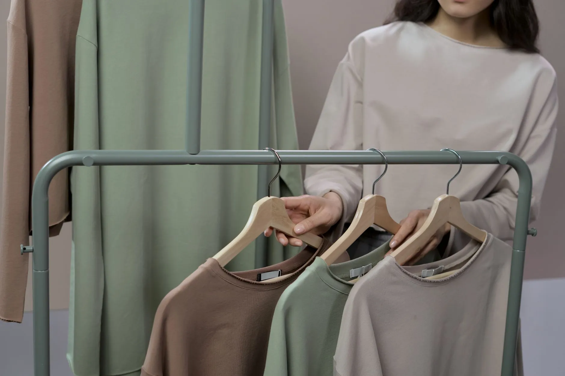 服装库存尾货折扣批发如何选品？三步锁定高周转货源正文配图 2